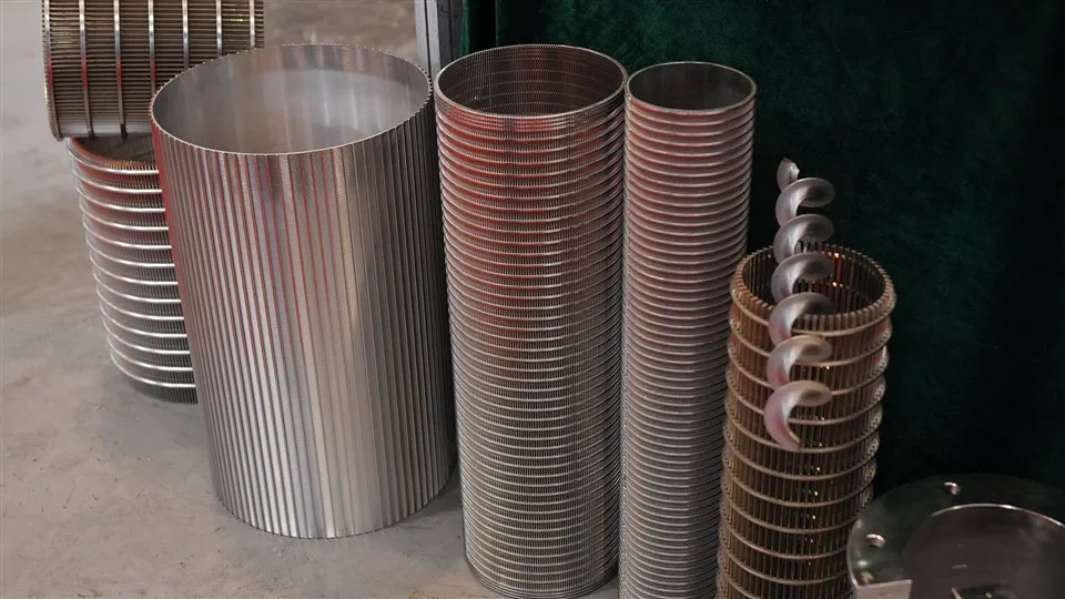 Elemento filtrante a rete composita a piastra perforata