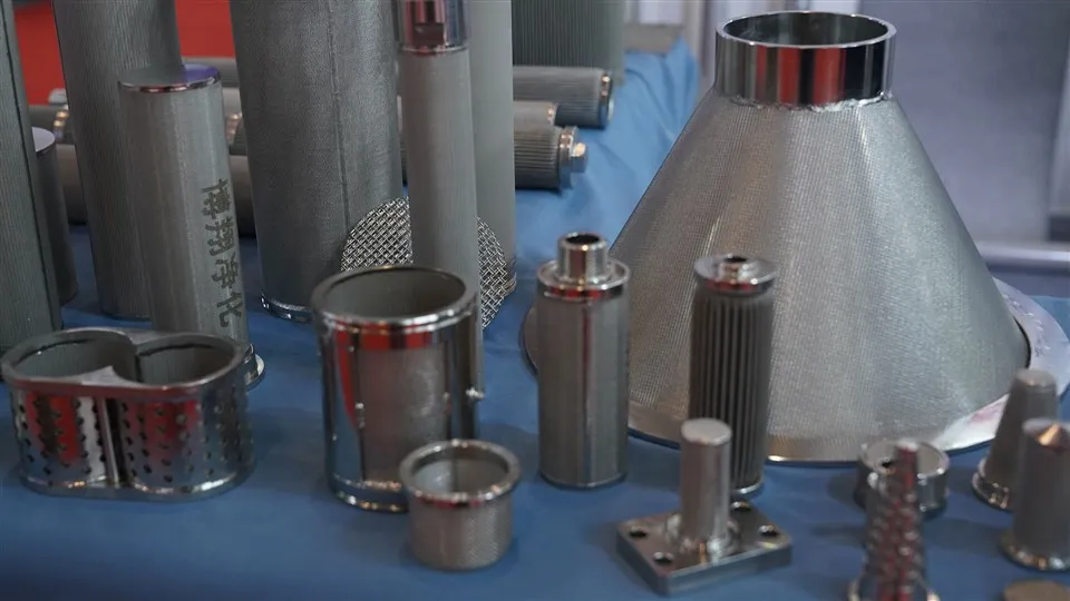 Elemento filtrante a rete sinterizzata